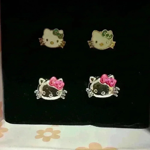 Hello Kitty Earrings - Picture 2 of 3